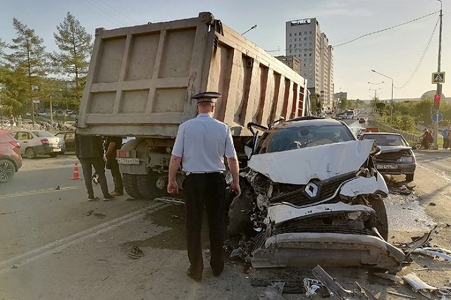 В Свердловской области многотонный самосвал протаранил ряд легковушек