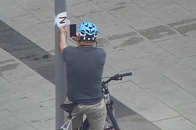 В Москве атташе посольства США заснят показывающим средний палец букве «Z»