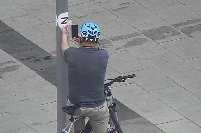 В Москве атташе посольства США заснят показывающим средний палец букве «Z»