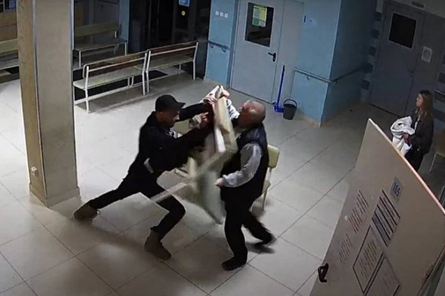 В Екатеринбурге пьяный тип избил врача прямо в больнице