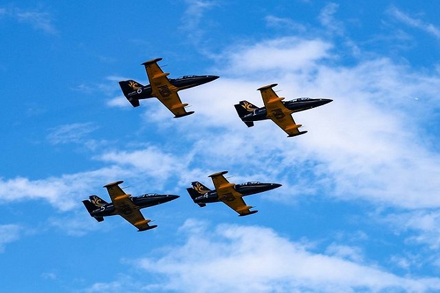 В небе над Екатеринбургом пронеслись реактивные самолёты — фото