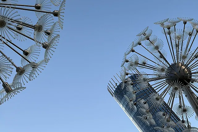 В Екатеринбурге появился новый сквер с гигантскими одуванчиками