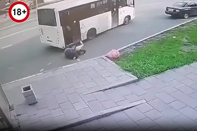 Свердловчанка с ребёнком на ходу выпали из автобуса