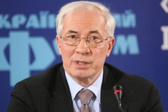 Николай Азаров добивается исключения из списка санкций ЕС