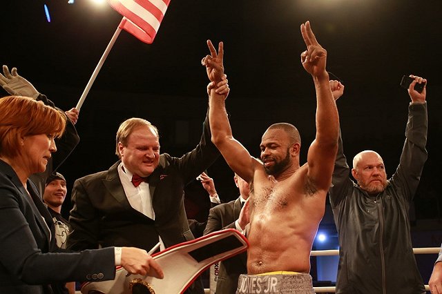 Американский боксер Рой Джонс-младший получил российский паспорт