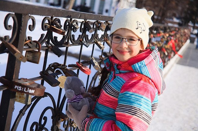 Плюшевый «екатеринбуржец» стал другом мальчику из Руанды