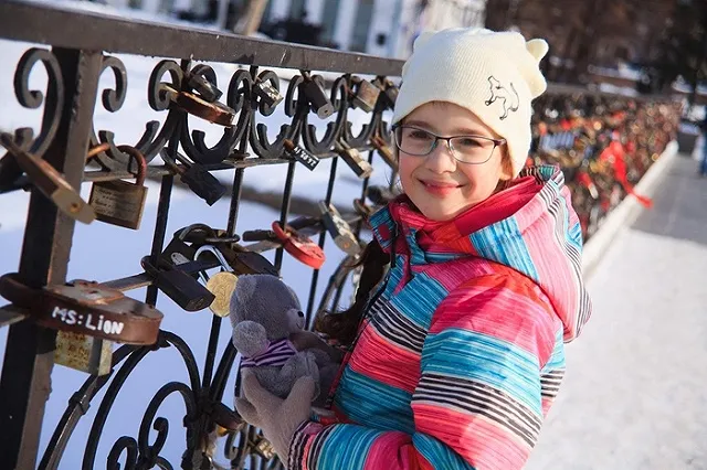 Плюшевый «екатеринбуржец» стал другом мальчику из Руанды