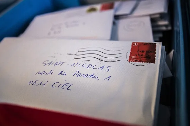 «Подари мне автомат и скотч». Сироты оставят письма Деду Морозу в ТРЦ