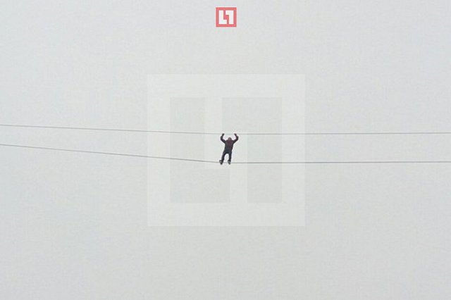 В Курске насмерть разбился «канатоходец», шедший по уличным проводам