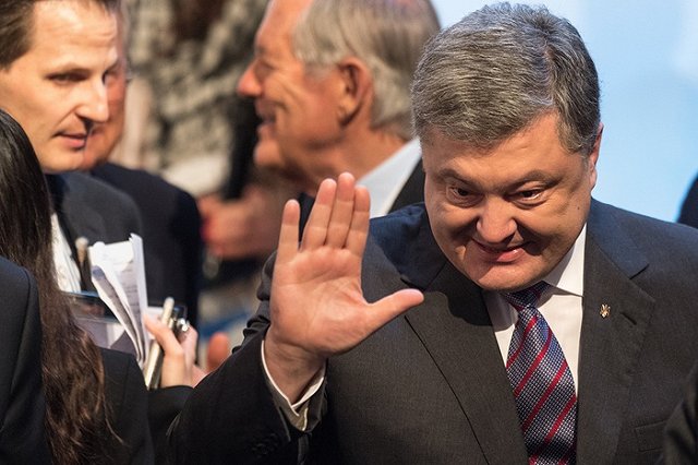 Украинский журналист поведал о ночных страданиях Порошенко при чтении Facebook