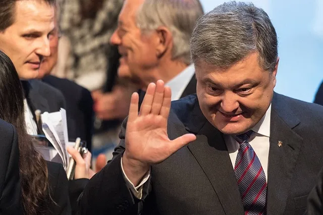 Украинский журналист поведал о ночных страданиях Порошенко при чтении Facebook