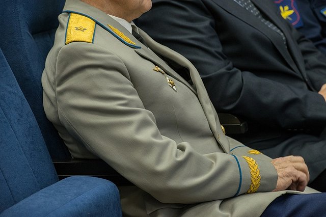 В Екатеринбурге, пробив ограждения, с территории воинской части угнали КамАЗ