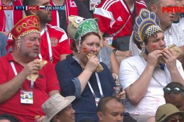 Трое жующих болельщиков в кокошниках стали новым интернет-мемом
