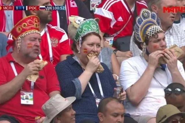 Трое жующих болельщиков в кокошниках стали новым интернет-мемом