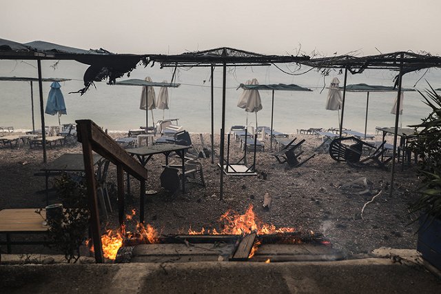 Около 2 тысяч российских туристов находятся в районе Греции, где горят леса