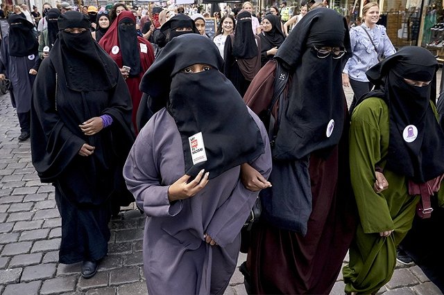 Британцы отказались считать сравнение мусульманок с почтовыми ящиками расизмом