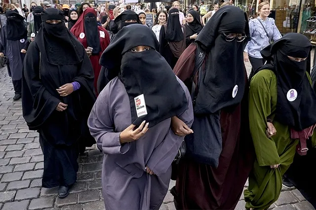 Британцы отказались считать сравнение мусульманок с почтовыми ящиками расизмом