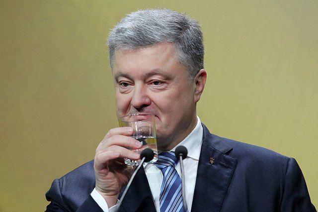 Порошенко поручил проверить госслужащих на наличие родственников в России