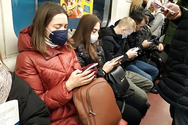 В Мюнхене задержали мужчину, лизавшего поручни в метро