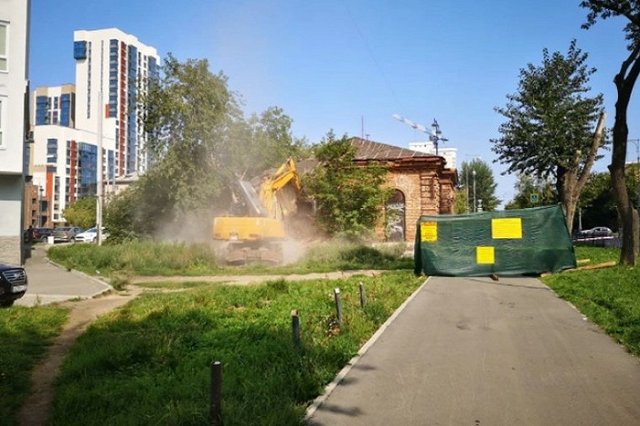 На ВИЗе разрушили старинный дом, который ранее в мэрии обещали оставить в покое