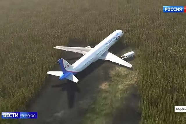 Самолет, севший в кукурузном поле, оказался никому не нужен