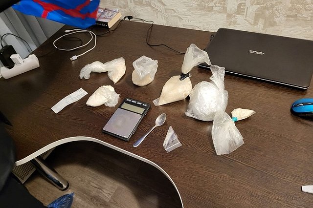 В Екатеринбурге с крупной партией наркотиков задержали молодых супругов