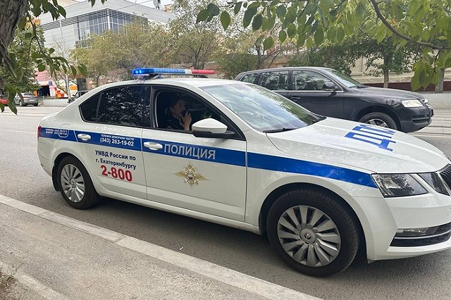 В центре Екатеринбурга легковушка протаранила ресторан «Счастливые люди»