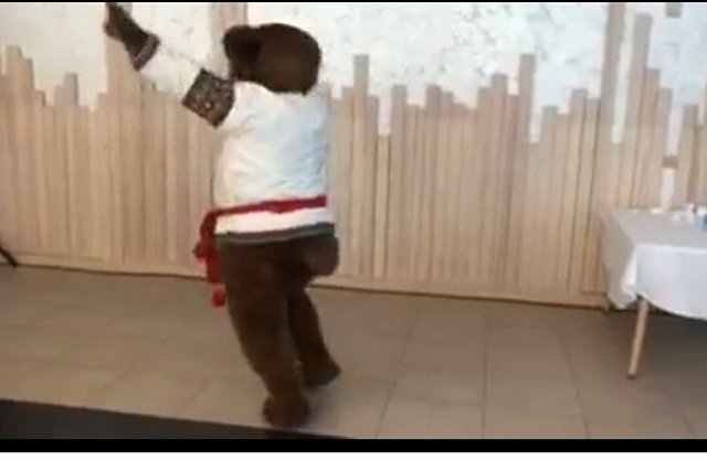 Мэрия Екатеринбурга поздравила шеф-поваров города танцем медведя