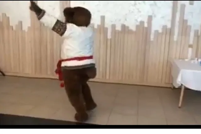 Мэрия Екатеринбурга поздравила шеф-поваров города танцем медведя