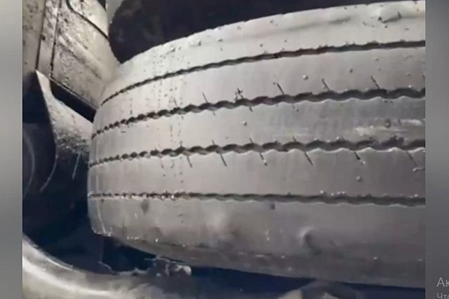 На автобусе, разбившемся под Екатеринбургом, заметили «убитую» резину