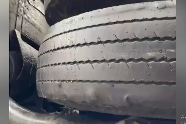 На автобусе, разбившемся под Екатеринбургом, заметили «убитую» резину