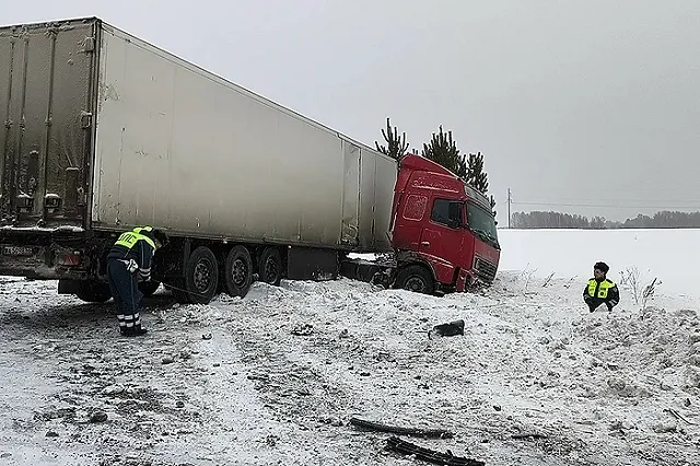 Пожилой пассажир Renault Logan погиб под Артемовским в ДТП с фурой
