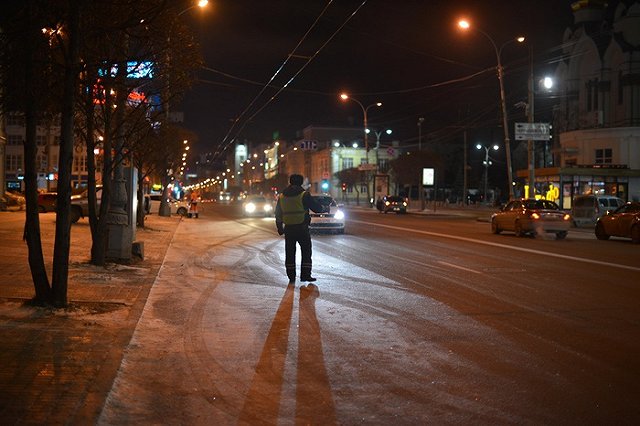 СМИ нашли владельца «Ниссан», угрожавшего супружеской чете на Космонавтов