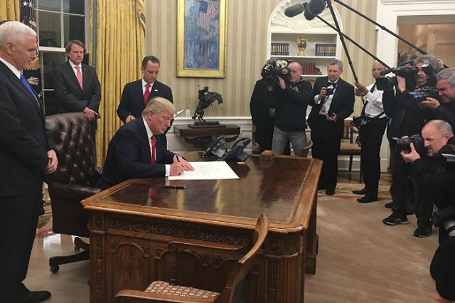 Дональд Трамп подписал указ об отмене нашумевшей реформы Obamacare