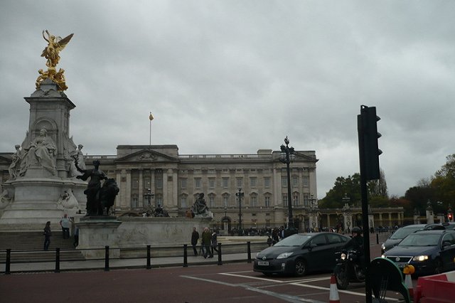 Возле Букингемского дворца уничтожили подозрительный автомобиль