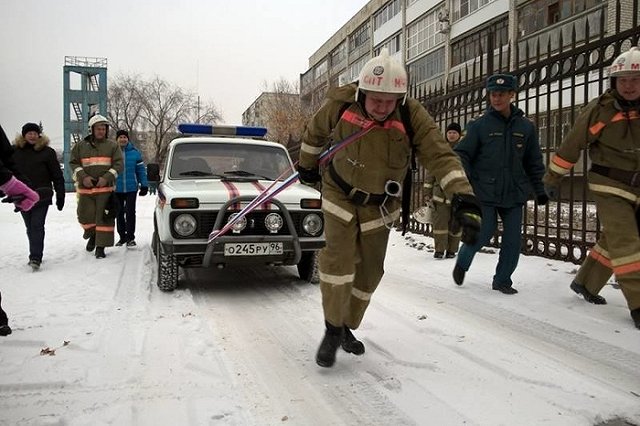 В МЧС провели соревнования по кроссфиту среди пожарных