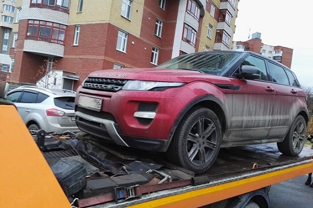 У екатеринбуржца отобрали дорогой автомобиль за большие долги