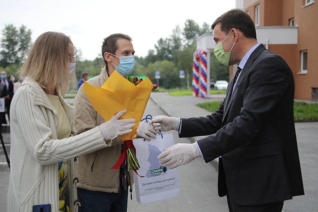Последним обманутым дольщикам ЖК «Кольцовский дворик» вручат сегодня ключи от их квартир