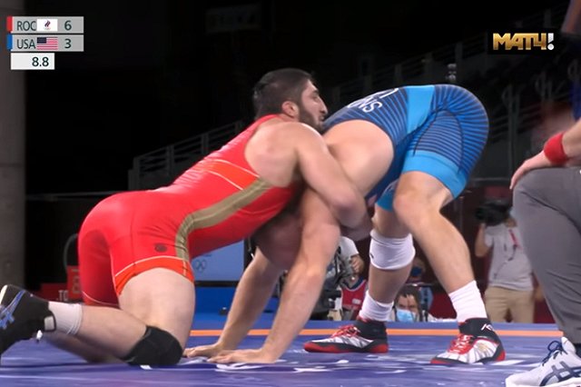 «Повода не было». Российских борцов сняли с авиарейса по пути на ЧМ в Осло