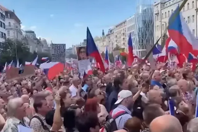 Не менее 70 тыс. человек вышли на улицы в Праге, требуя дешевый газ