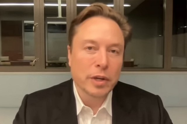 Новая функция Google Photos напомнила Маску про Сталина