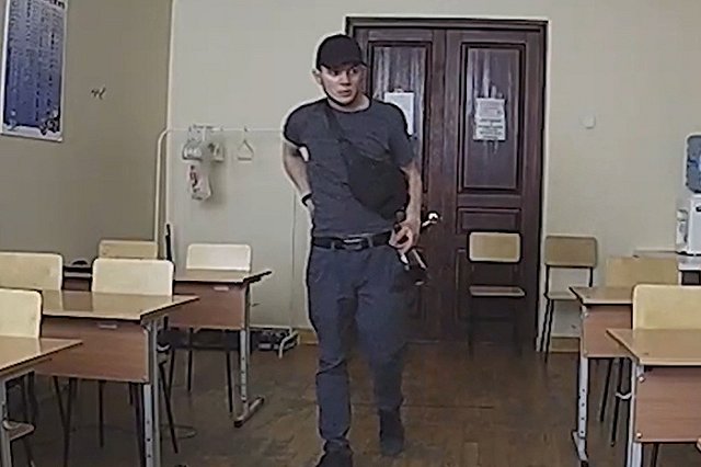 Неизвестный с бутылкой пива в руках обокрал екатеринбургский детский центр