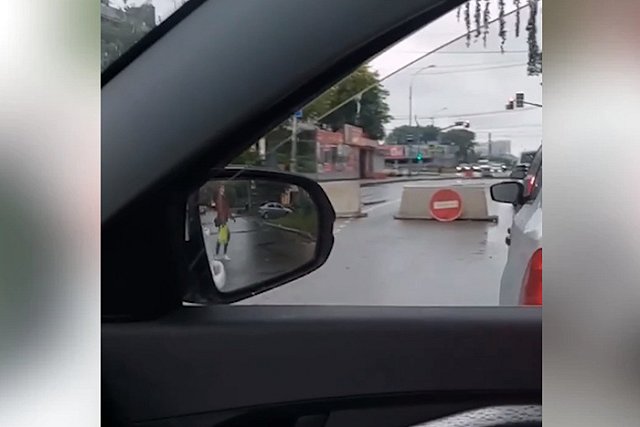 В Екатеринбурге улицу закрыли на ремонт. Водители делают вид, что не замечают знаков