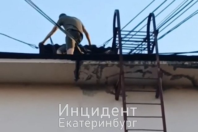 На Юго-Западе мужчина забрался на крышу 5-этажки и встал на краю