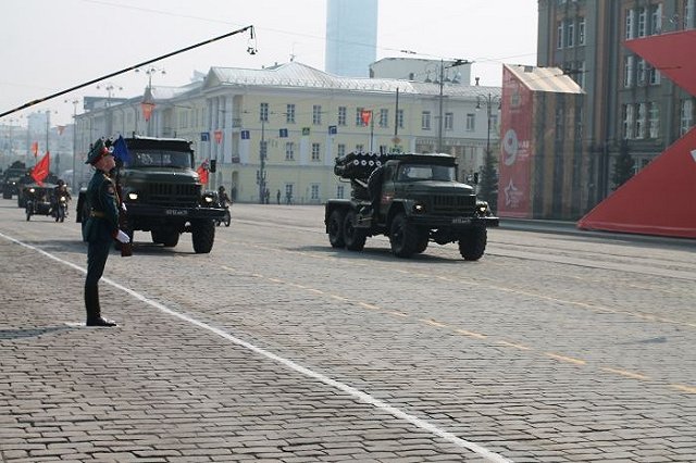 На Вторчермете перекрыли улицу из-за репетиции парада Победы