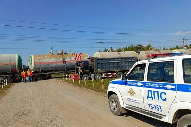 Грузовик влетел в электровоз на свердловской железной дороге