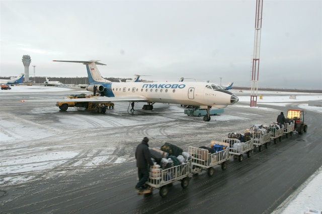 Источник: в инциденте в Кольцово виноват водитель погрузчика