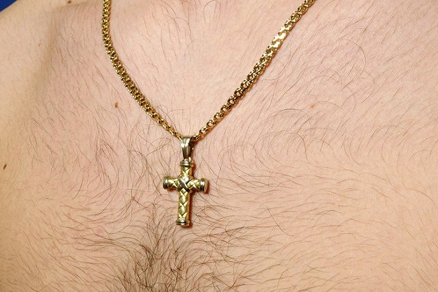 Пьяный тагильчанин проглотил золотую цепочку, чтобы сохранить награбленное