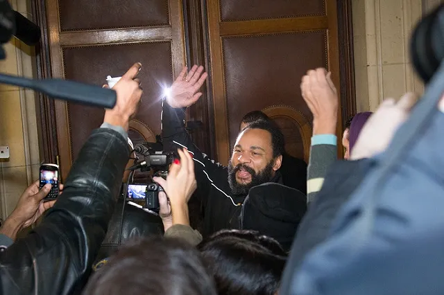 Французскому комику дали условный срок из-за шутки о Charlie Hebdo