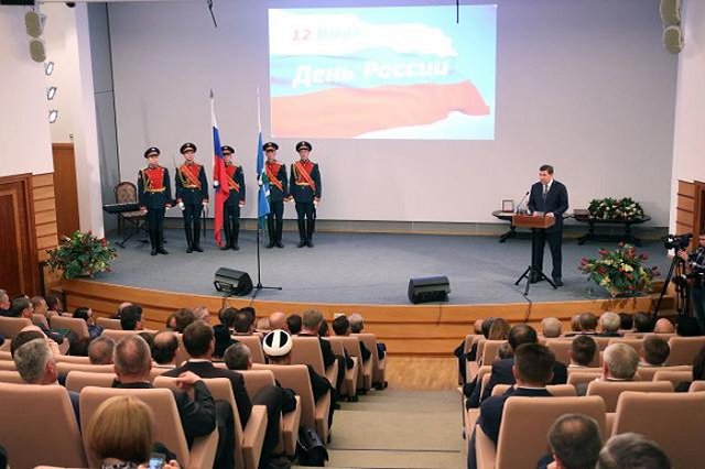 Государственные награды в преддверии Дня России вручили выдающимся уральцам